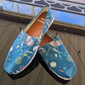 Groove Bags Shoe Womens sz 7 Sewing/Knitting/Crocheting Motif Flats Teal Yellow